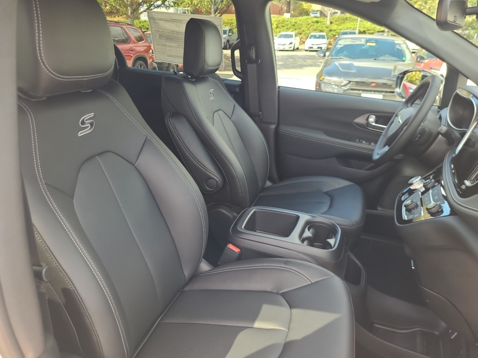 2026 Chrysler Pacifica Select - Photo 26