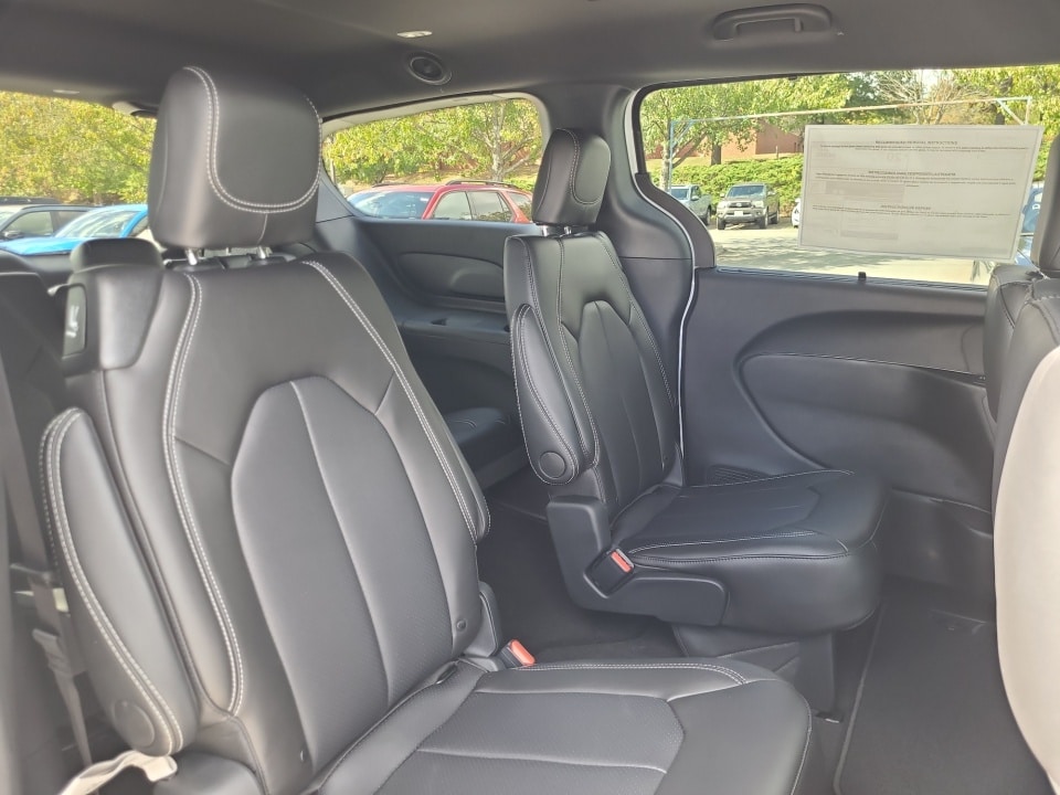 2026 Chrysler Pacifica Select - Photo 27