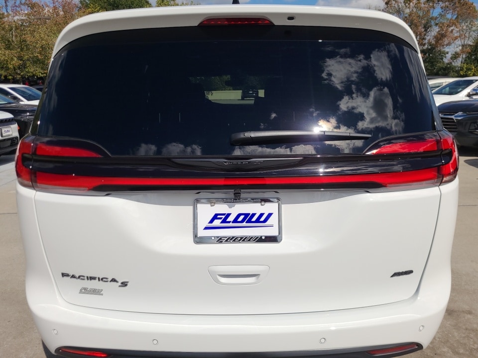 2026 Chrysler Pacifica Select - Photo 12