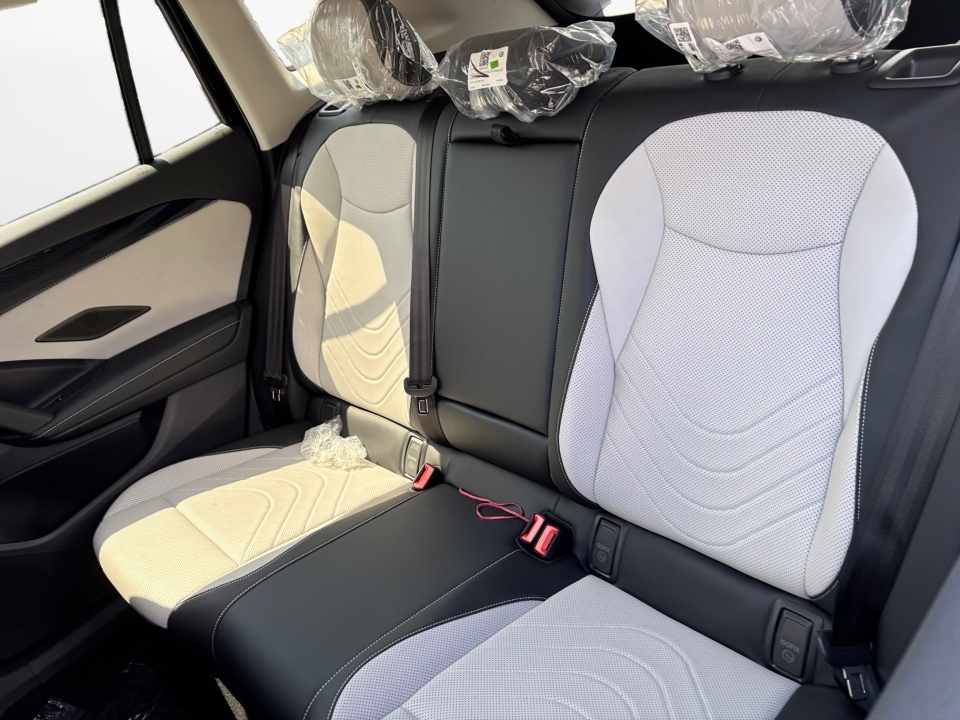 2025 Volkswagen Tiguan SE - Photo 12