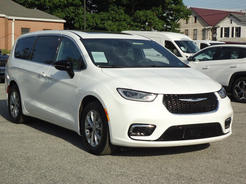 Used 2026 Chrysler Pacifica Limited Minivan/Van