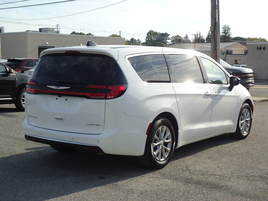 Used 2026 Chrysler Pacifica Limited Minivan/Van