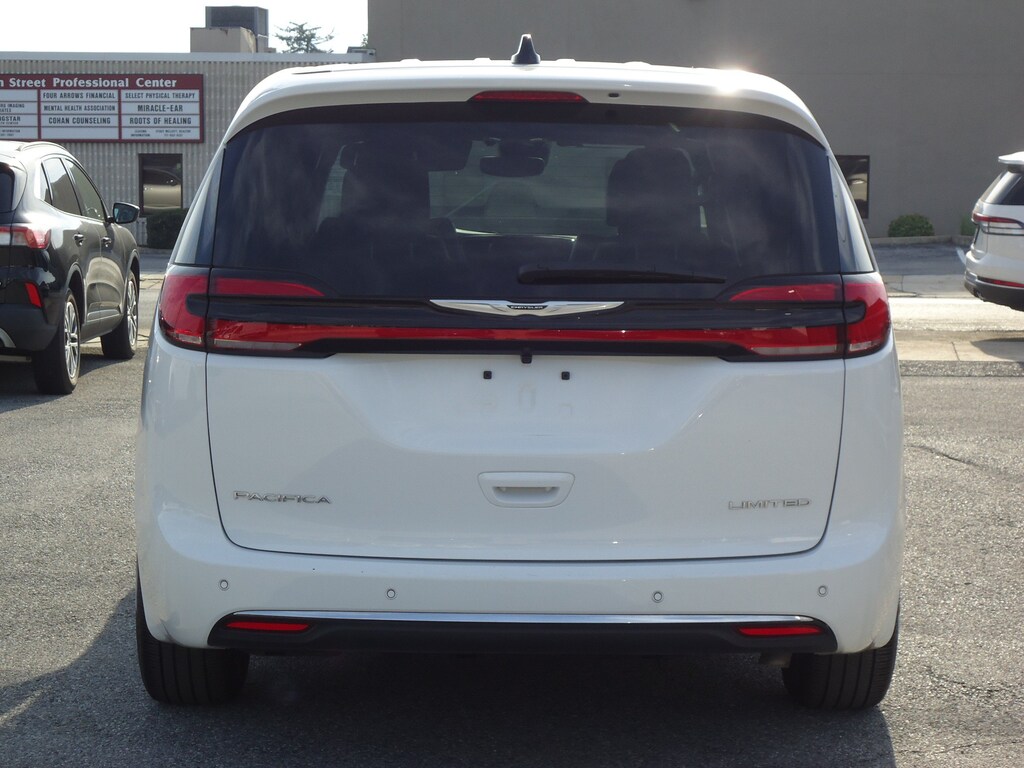 Used 2026 Chrysler Pacifica Limited Minivan/Van