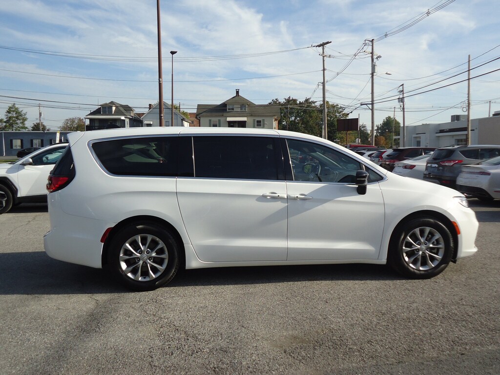 Used 2026 Chrysler Pacifica Limited Minivan/Van