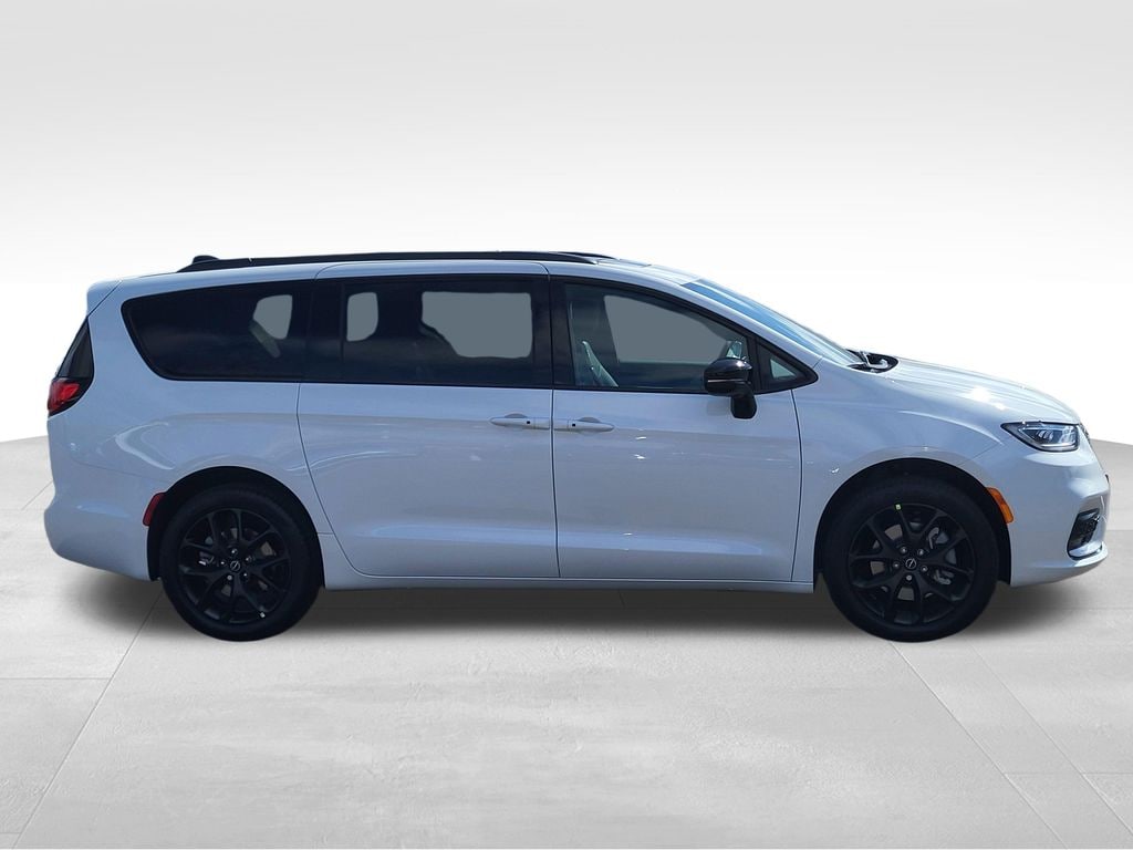 New 2026 Chrysler Pacifica Limited Passenger Van