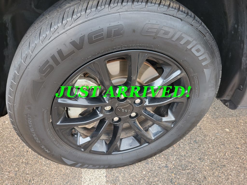 Used 2023 Jeep Cherokee Altitude Lux SUV