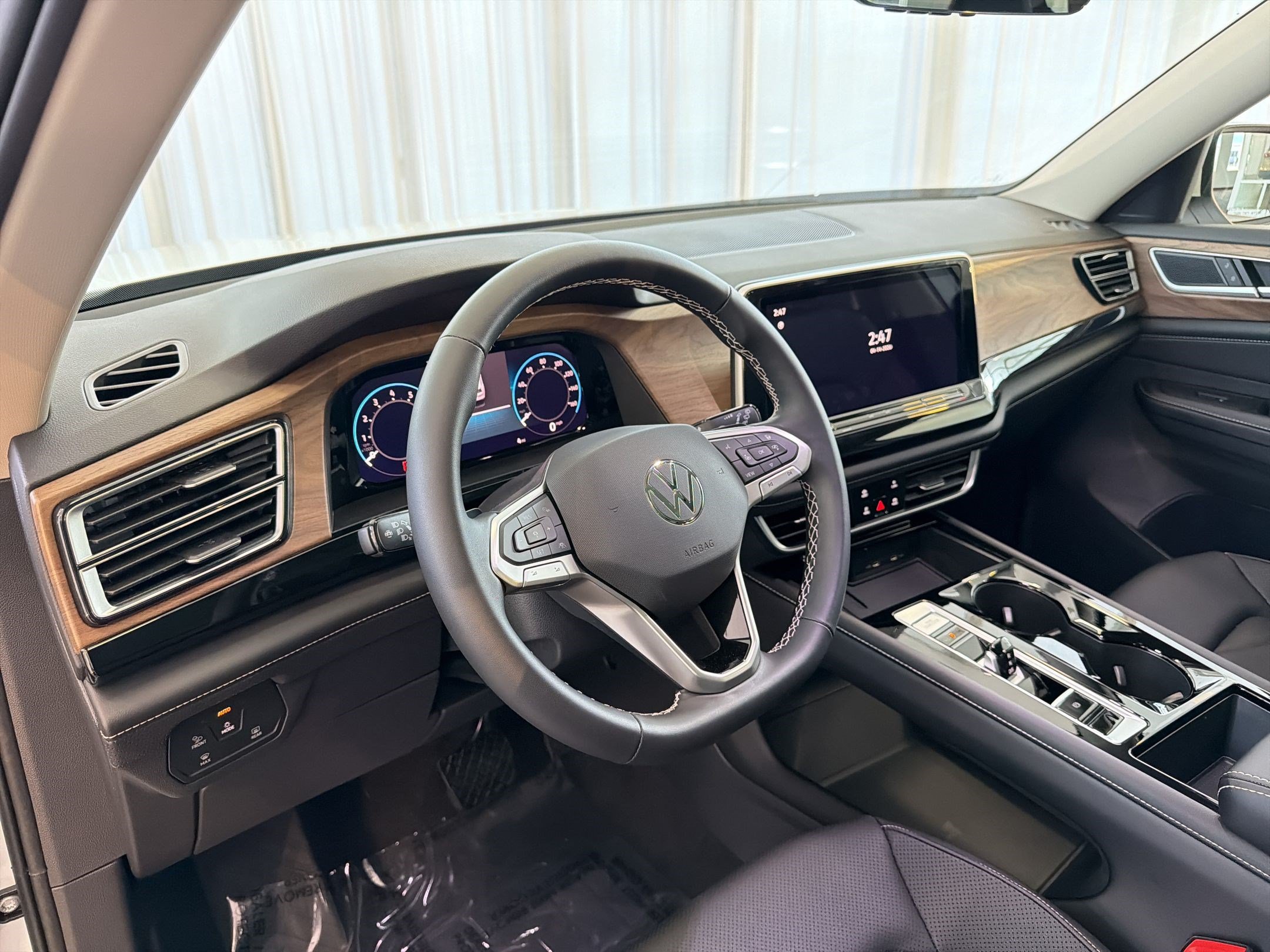 2026 Volkswagen Atlas SE w/Tech - Photo 4