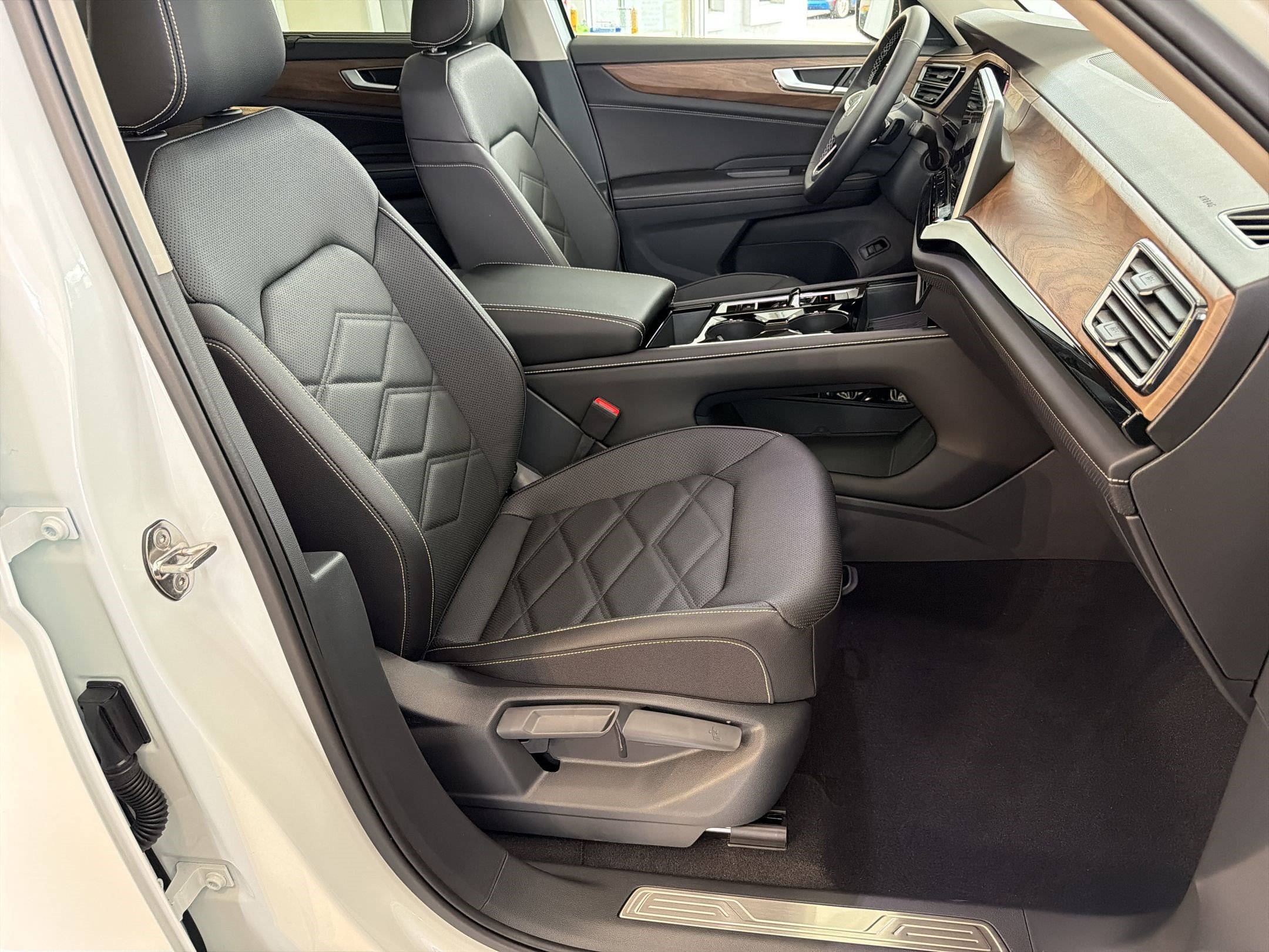 2026 Volkswagen Atlas SE w/Tech - Photo 30
