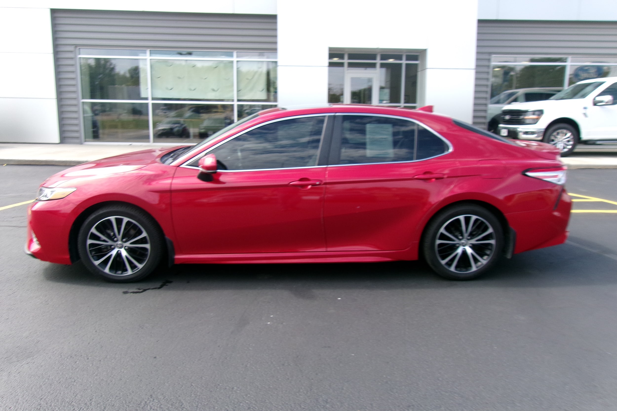 Used 2020 Toyota Camry SE with VIN 4T1G11AK7LU374700 for sale in Kansas City