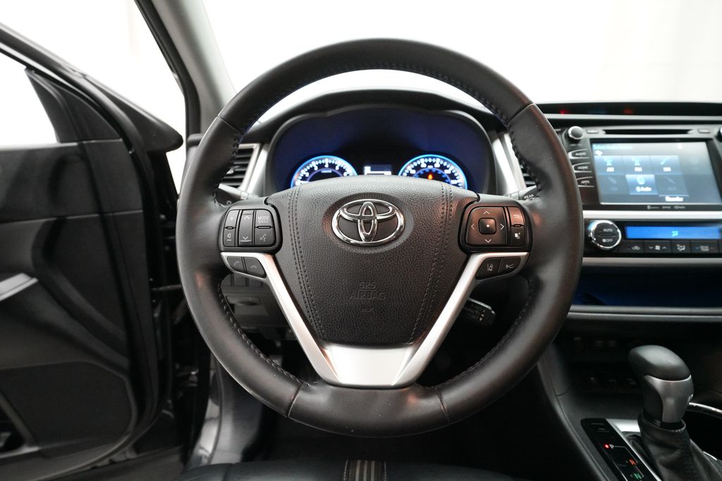 Used 2018 Toyota Highlander SE V6 SUV