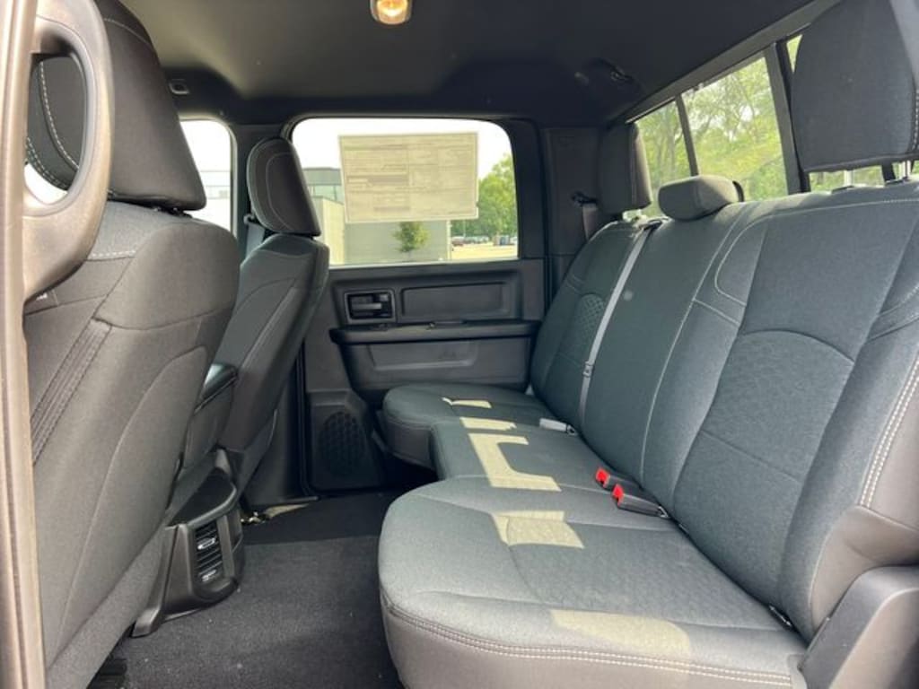 New 2026 Ram 2500 BLACK EXPRESS CREW CAB 4X4 6'4 BOX Pickup