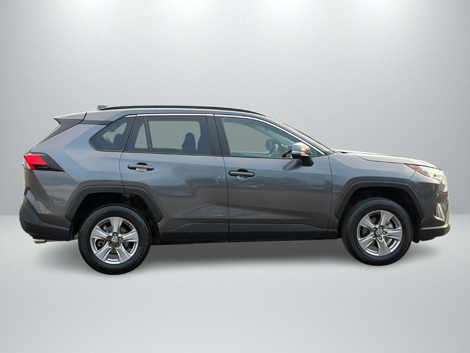 2025 Toyota RAV4 XLE - Photo 6