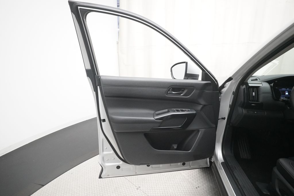 2024 Nissan Pathfinder SV - Photo 29
