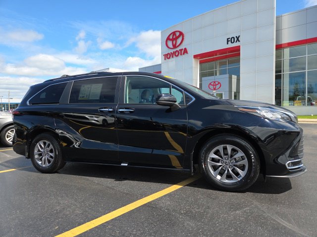 2022 Toyota Sienna XLE Passenger Van