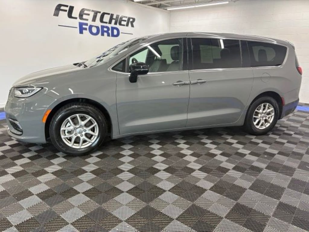 Used 2025 Chrysler Pacifica Select Minivan/Van