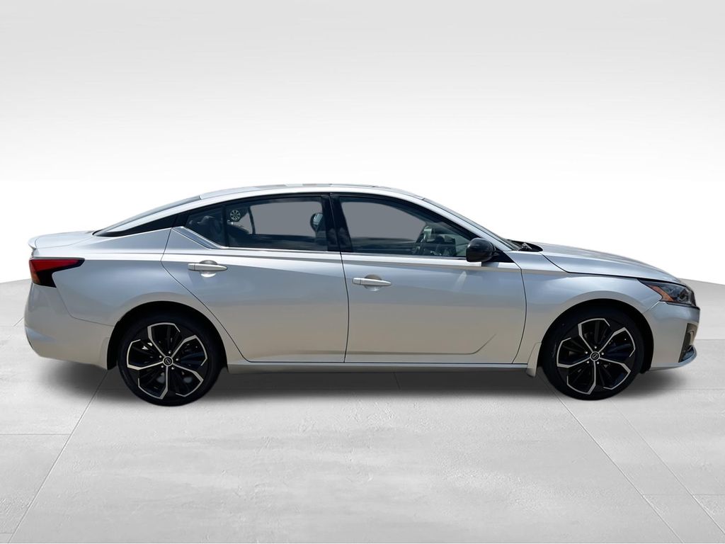 2023 Nissan Altima SR - Photo 10