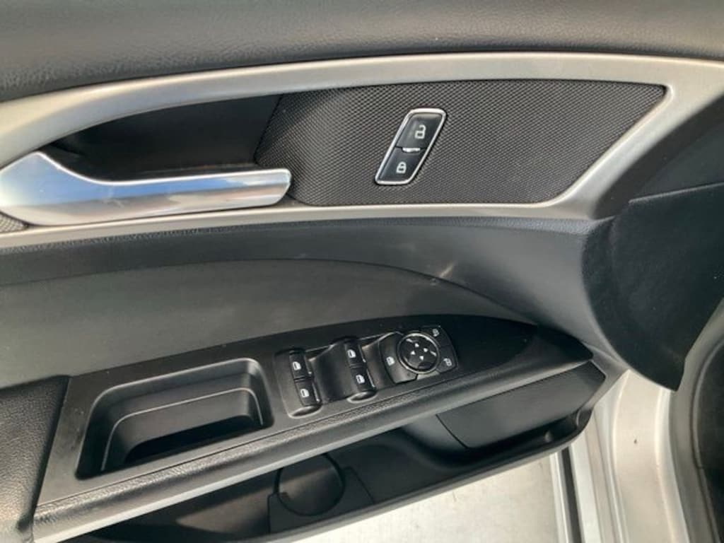 Used 2017 Ford Fusion SE Sedan