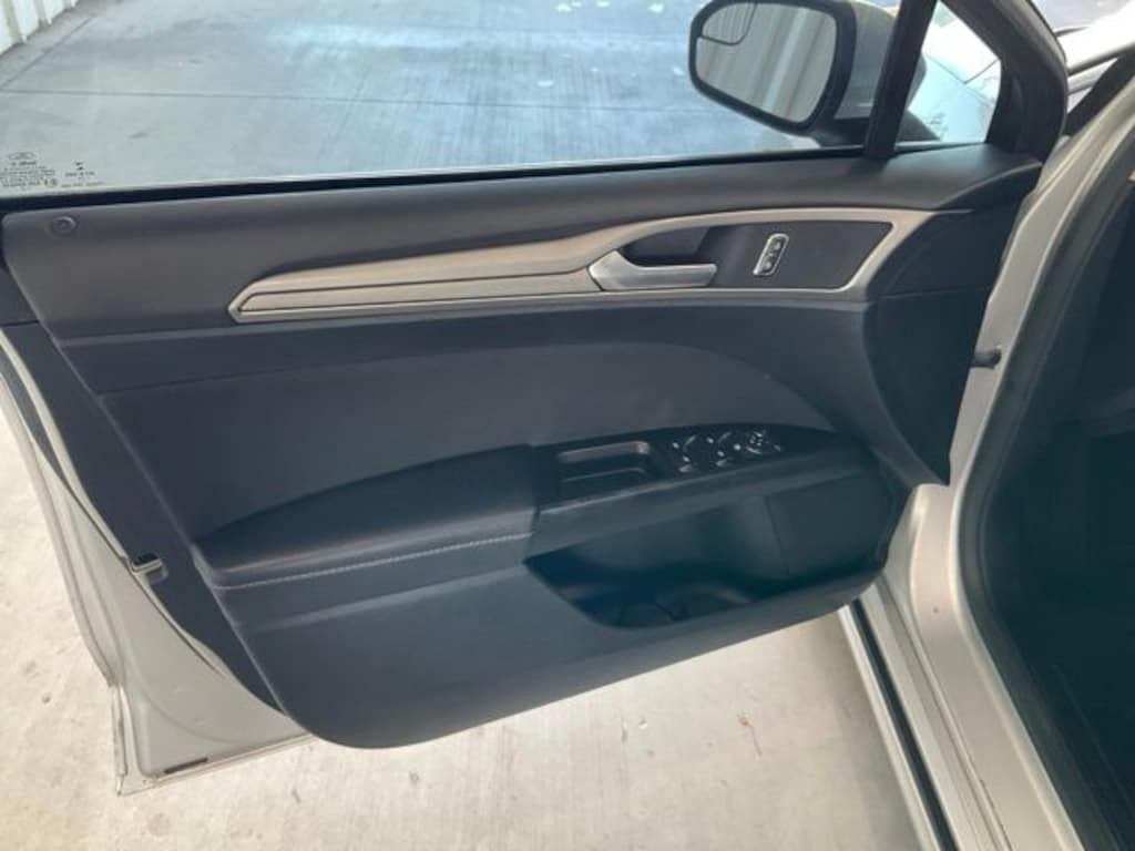 Used 2017 Ford Fusion SE Sedan