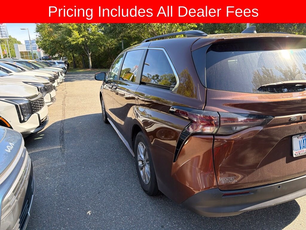 Used 2023 Toyota Sienna XLE Minivan/Van