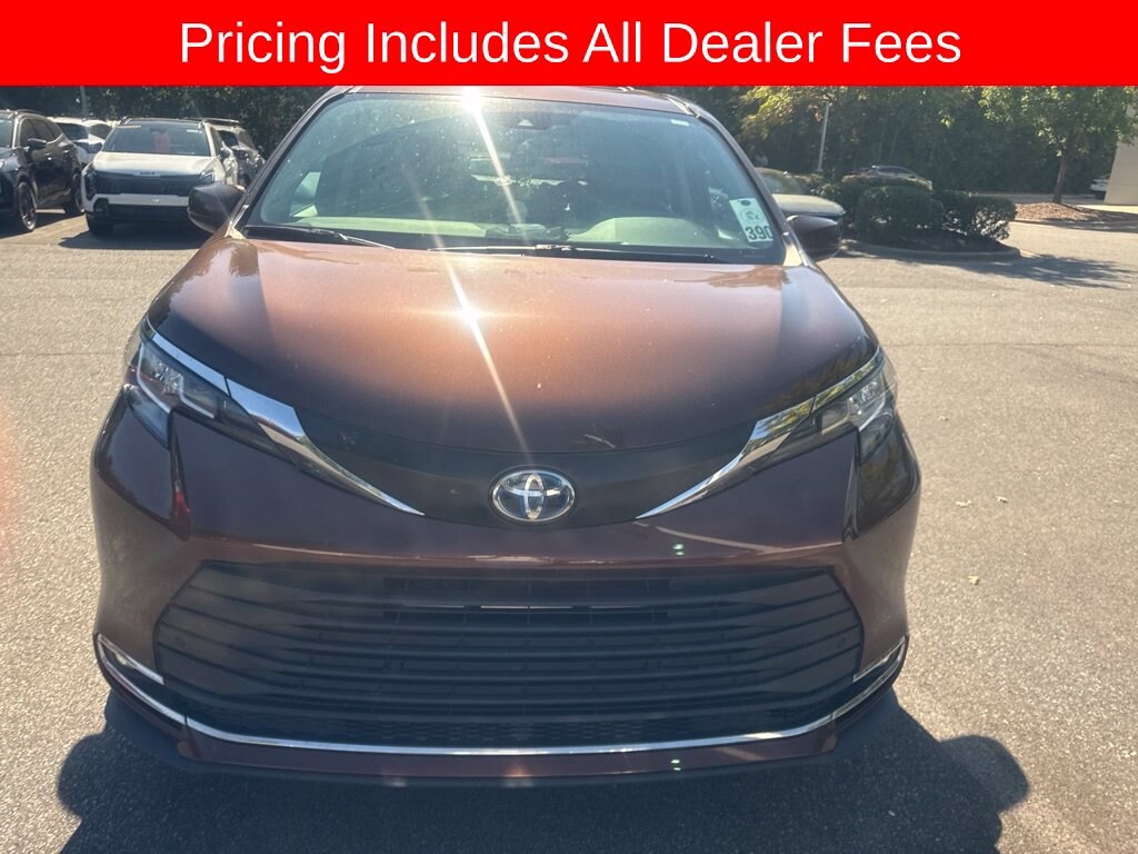 Used 2023 Toyota Sienna XLE Minivan/Van