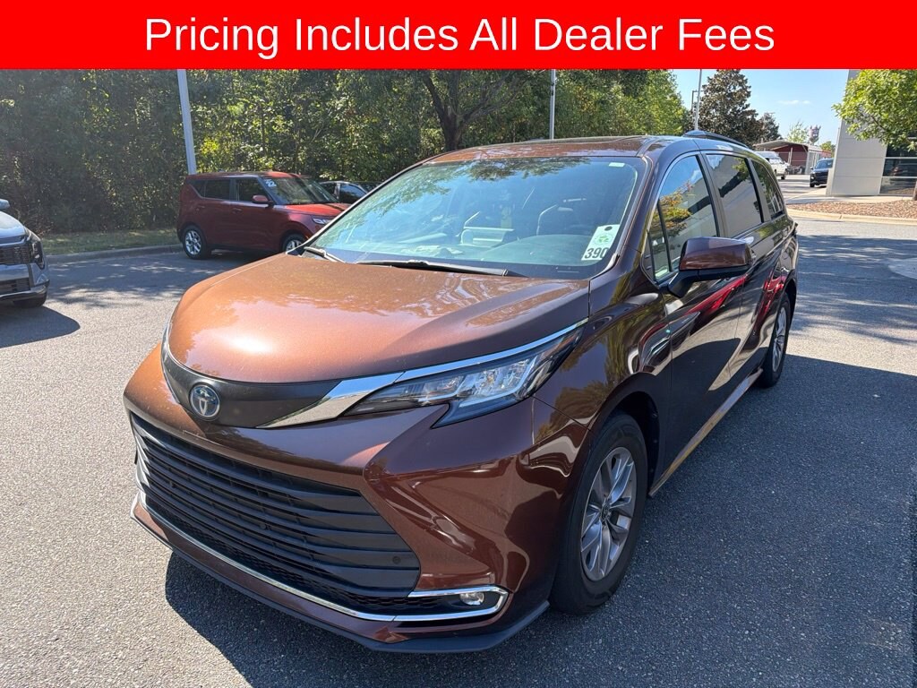 Used 2023 Toyota Sienna XLE Minivan/Van