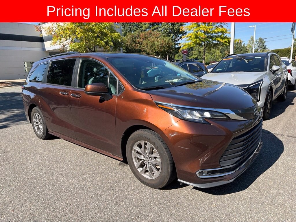 Used 2023 Toyota Sienna XLE Minivan/Van