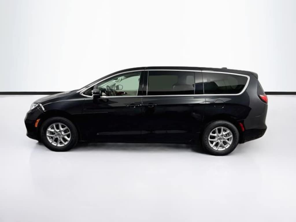 Used 2023 Chrysler Pacifica Touring L Minivan/Van