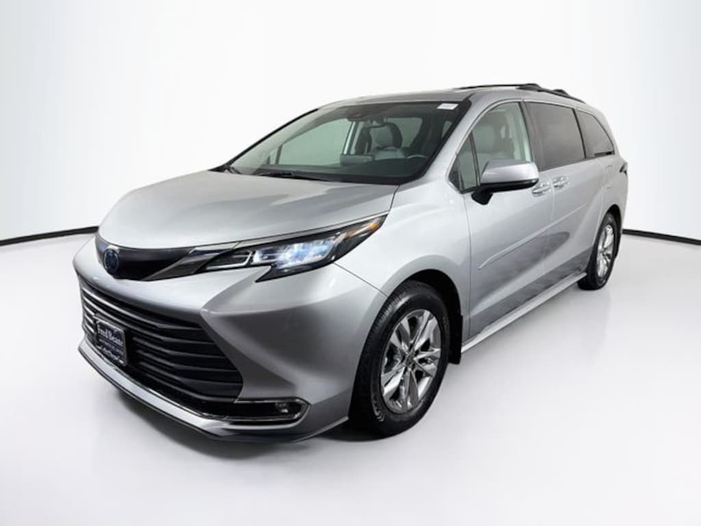 Used 2022 Toyota Sienna XLE Van Passenger Van