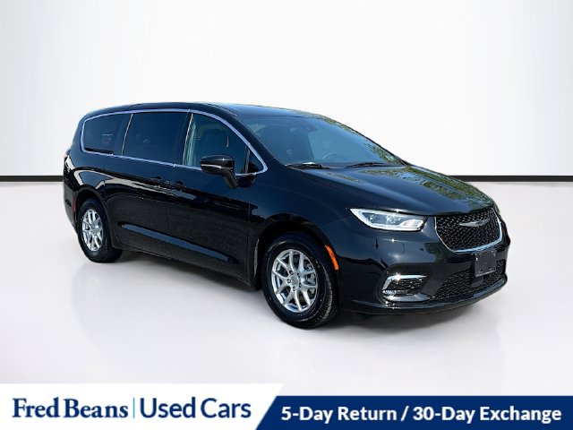 Used 2025 Chrysler Pacifica Select Van Passenger Van
