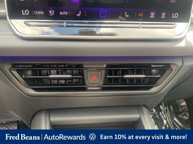 2025 Volkswagen Tiguan SE - Photo 11