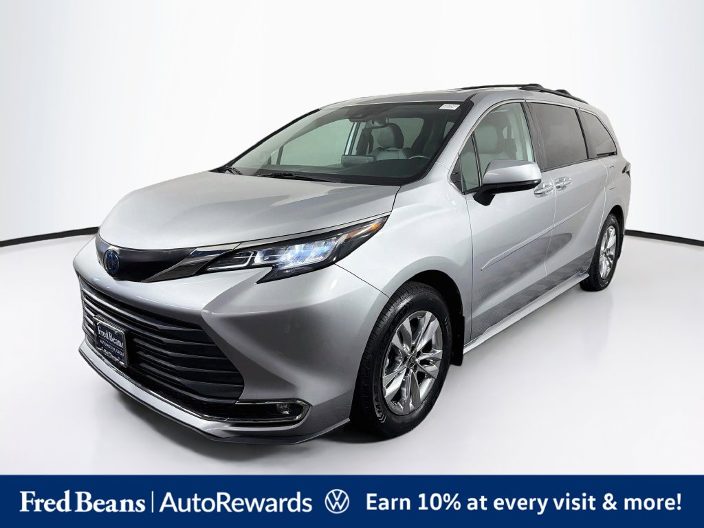 Used 2022 Toyota Sienna XLE Minivan/Van