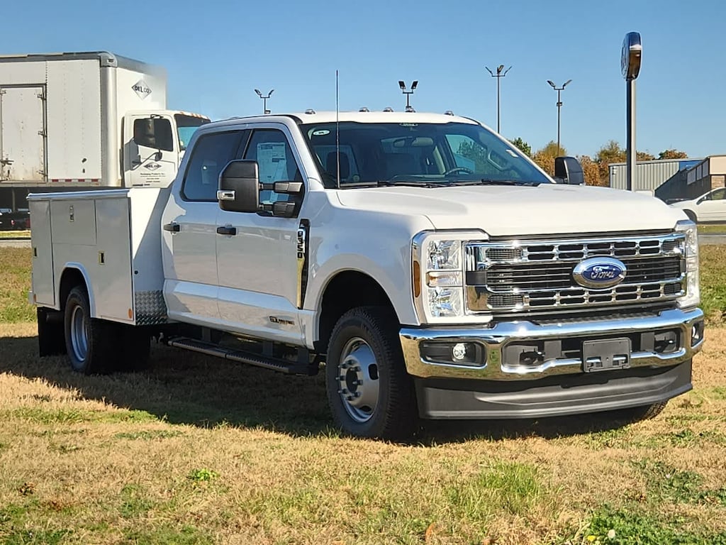 New 2025 Ford Super Duty F-350 DRW Chassis Cab F-350® XL 4WD Crew Cab 179 WB 60 CA