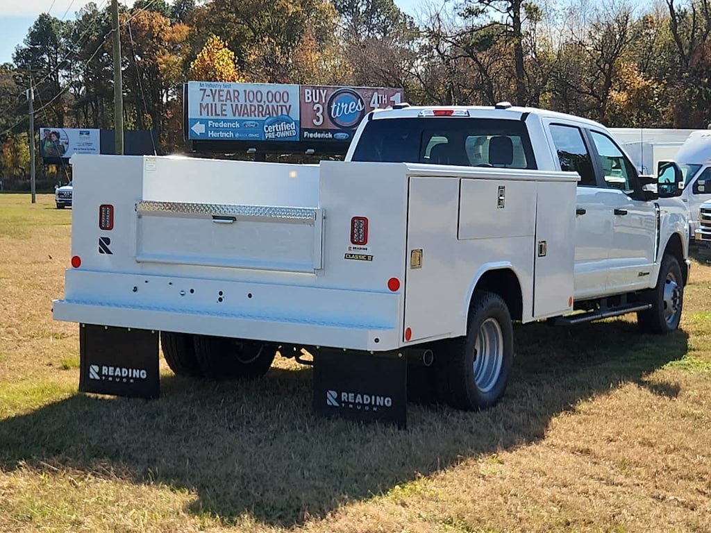 New 2025 Ford Super Duty F-350 DRW Chassis Cab F-350® XL 4WD Crew Cab 179 WB 60 CA