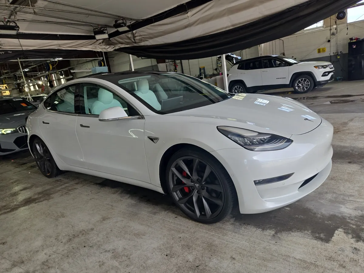  Tesla Model 3