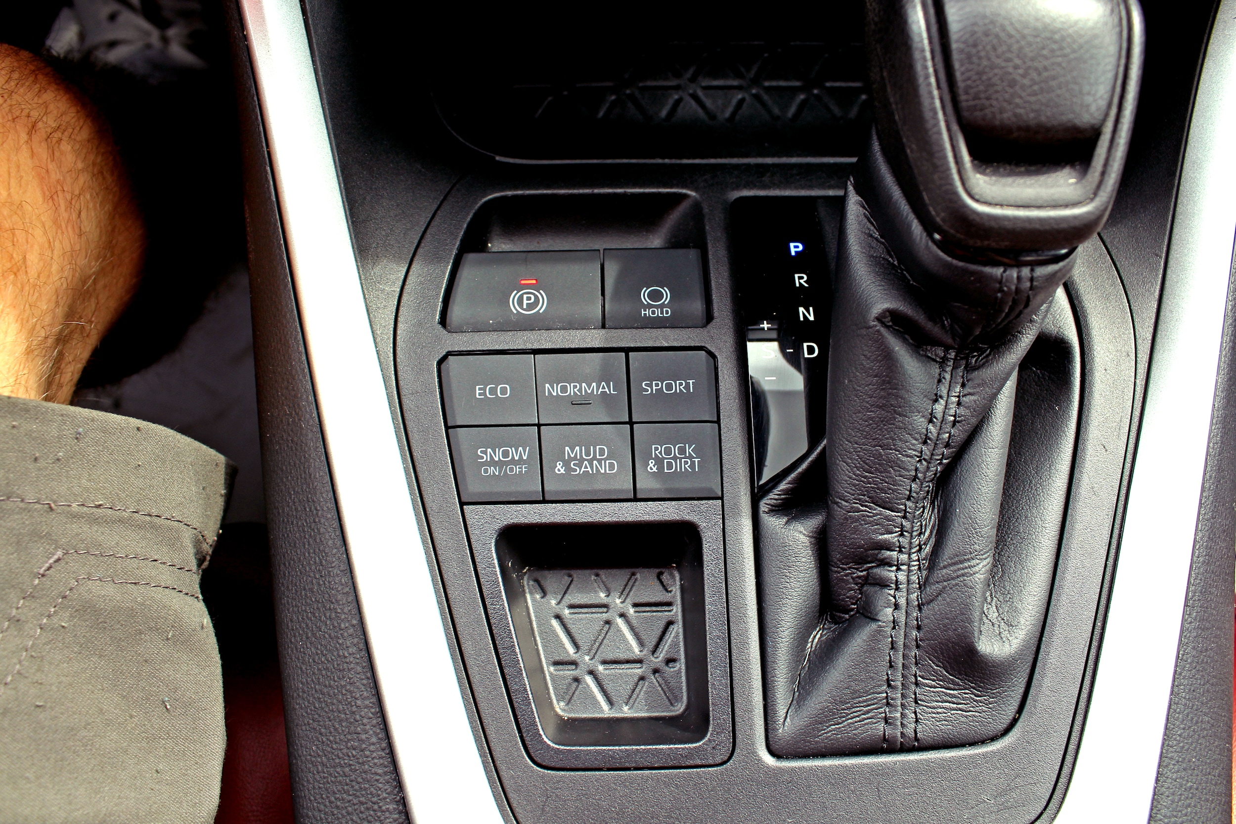 2021 Toyota RAV4 LE - Photo 13