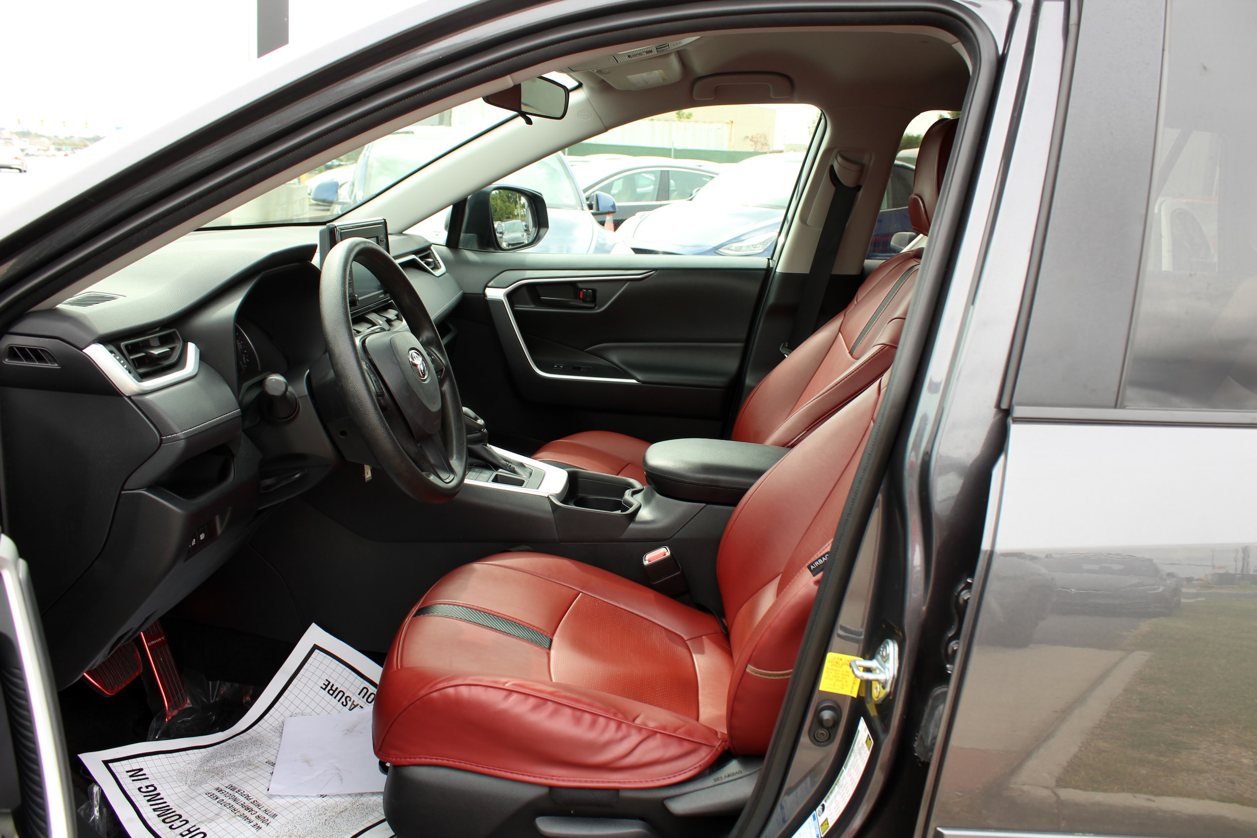 2021 Toyota RAV4 LE - Photo 7