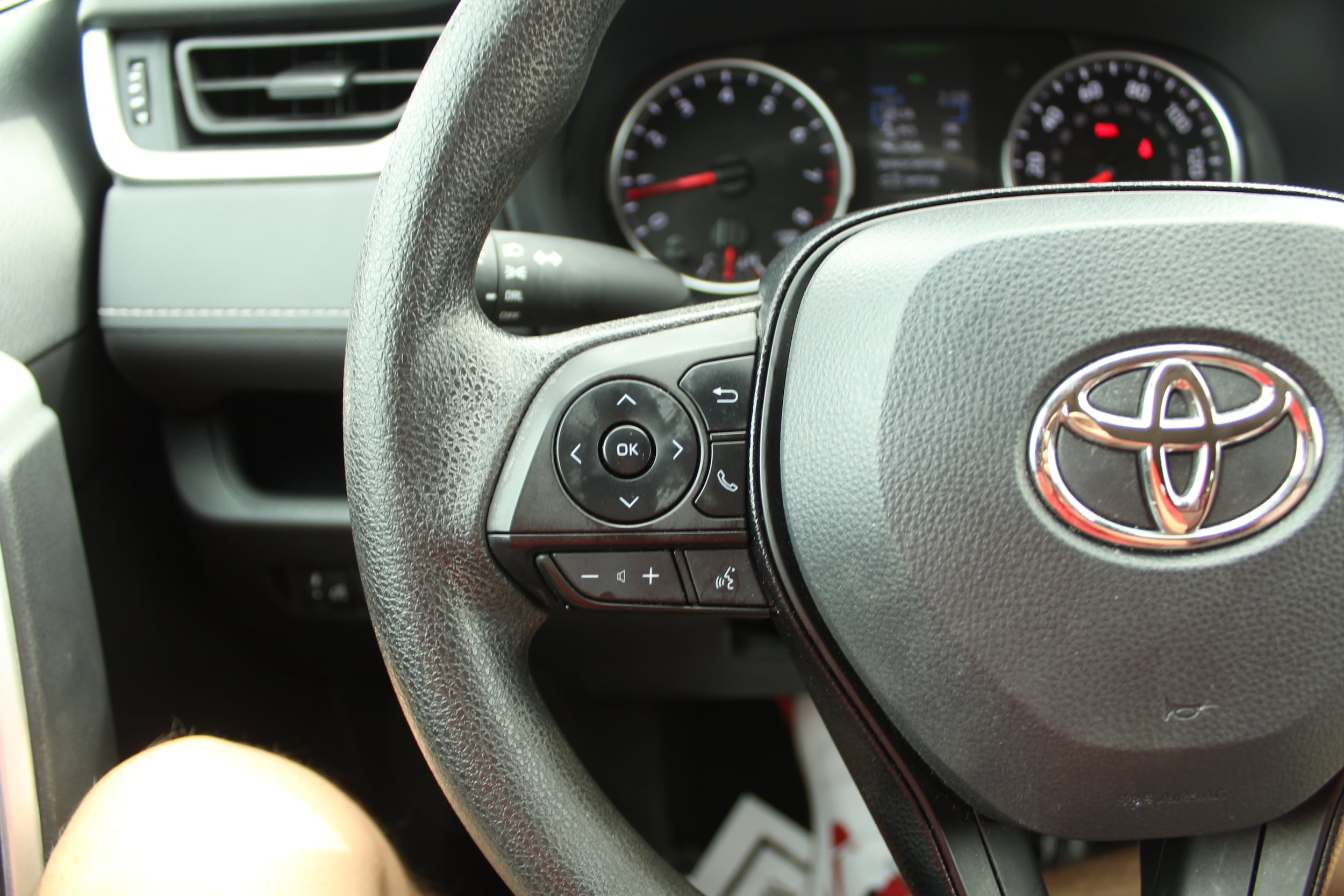 2021 Toyota RAV4 LE - Photo 14