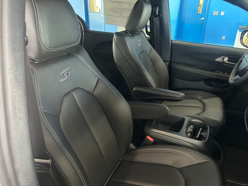 2026 Chrysler Pacifica Select - Photo 14
