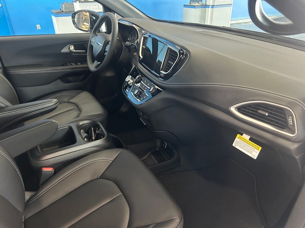 2026 Chrysler Pacifica Select - Photo 15