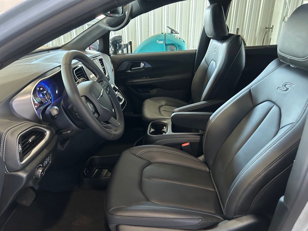 2026 Chrysler Pacifica Select - Photo 10