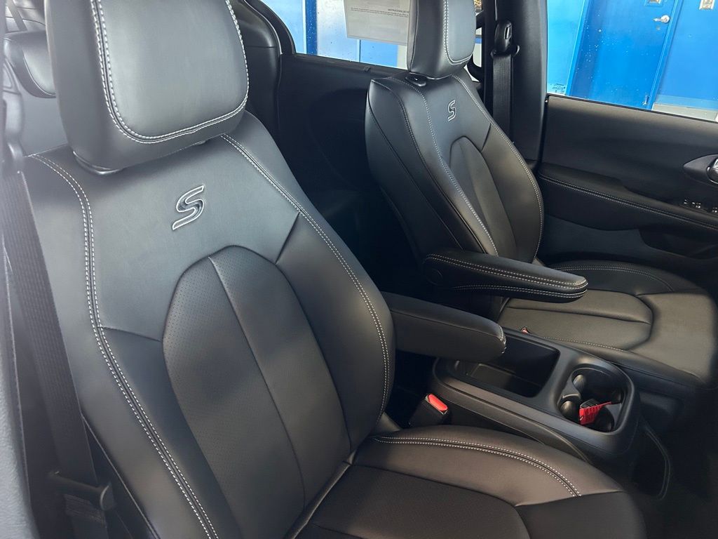 2026 Chrysler Pacifica Select - Photo 16