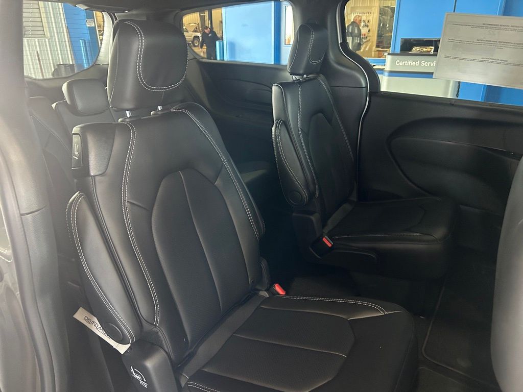 2026 Chrysler Pacifica Select - Photo 13