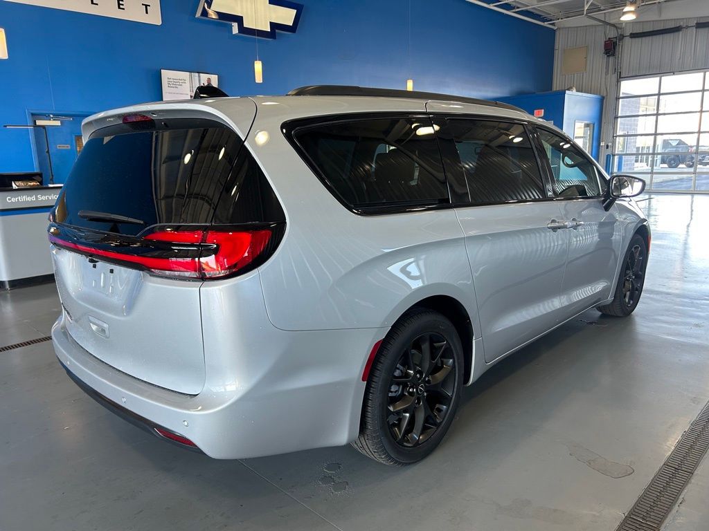 2026 Chrysler Pacifica Select - Photo 6