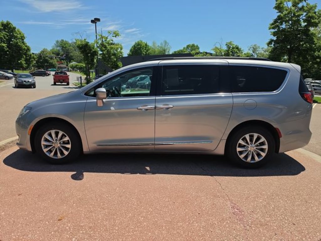 Used 2017 Chrysler Pacifica Touring L Minivan/Van