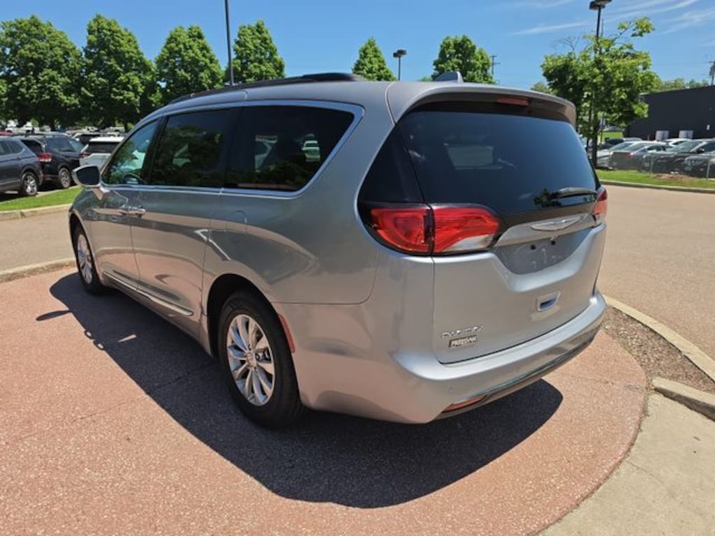 Used 2017 Chrysler Pacifica Touring L Minivan/Van