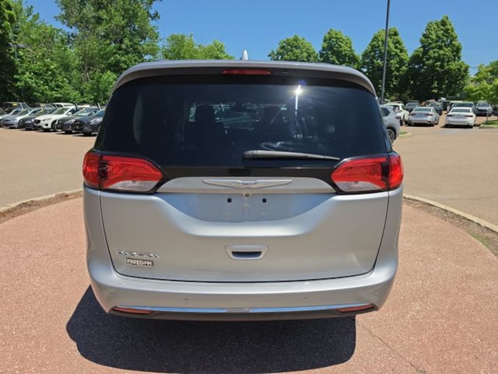 Used 2017 Chrysler Pacifica Touring L Minivan/Van