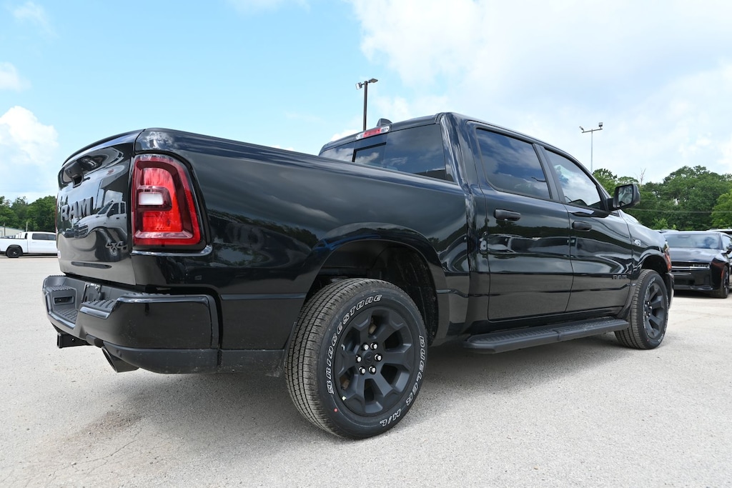 New 2026 Ram 1500 EXPRESS CREW CAB 4X4 5'7 BOX Pickup