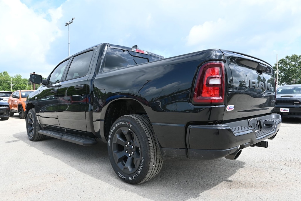 New 2026 Ram 1500 EXPRESS CREW CAB 4X4 5'7 BOX Pickup