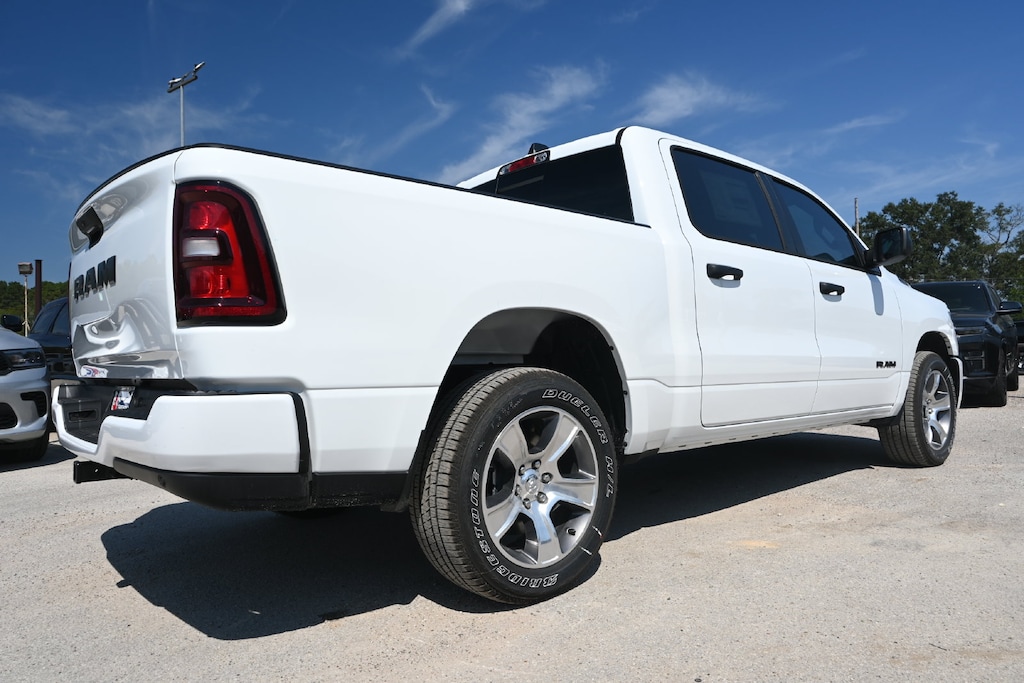 New 2027 Ram 1500 EXPRESS CREW CAB 4X2 5'7 BOX Pickup