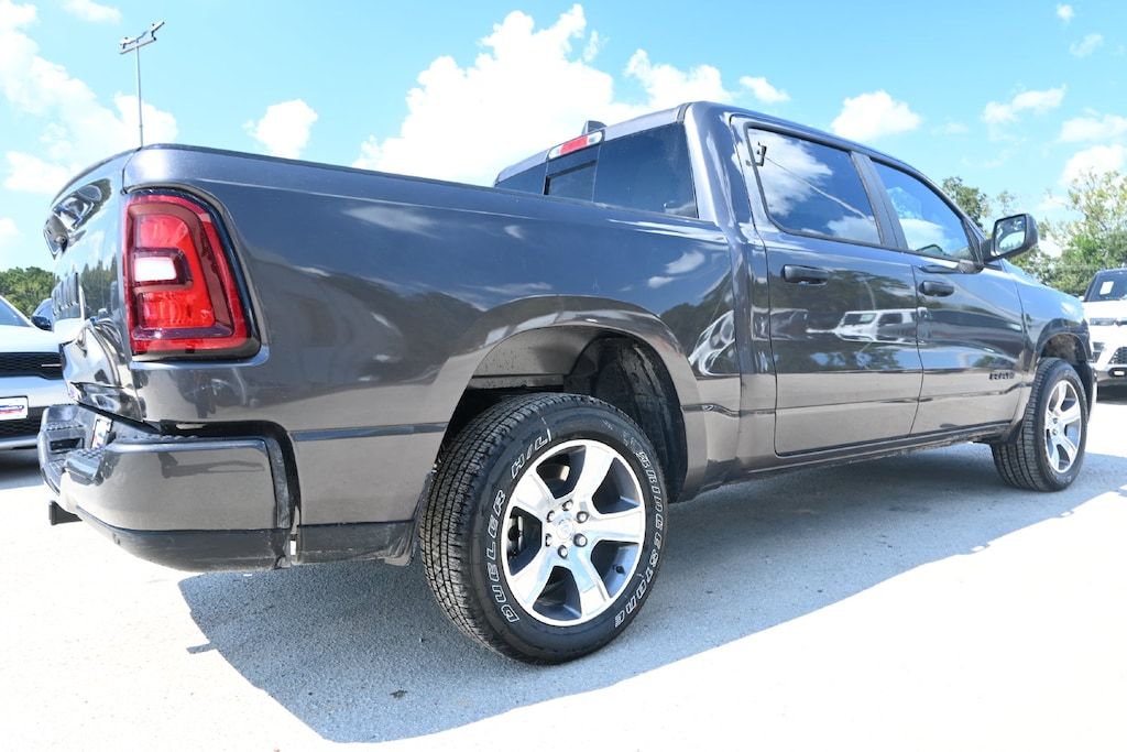 New 2027 Ram 1500 EXPRESS CREW CAB 4X2 5'7 BOX Pickup